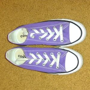 Converse, size 6 in womens, purple